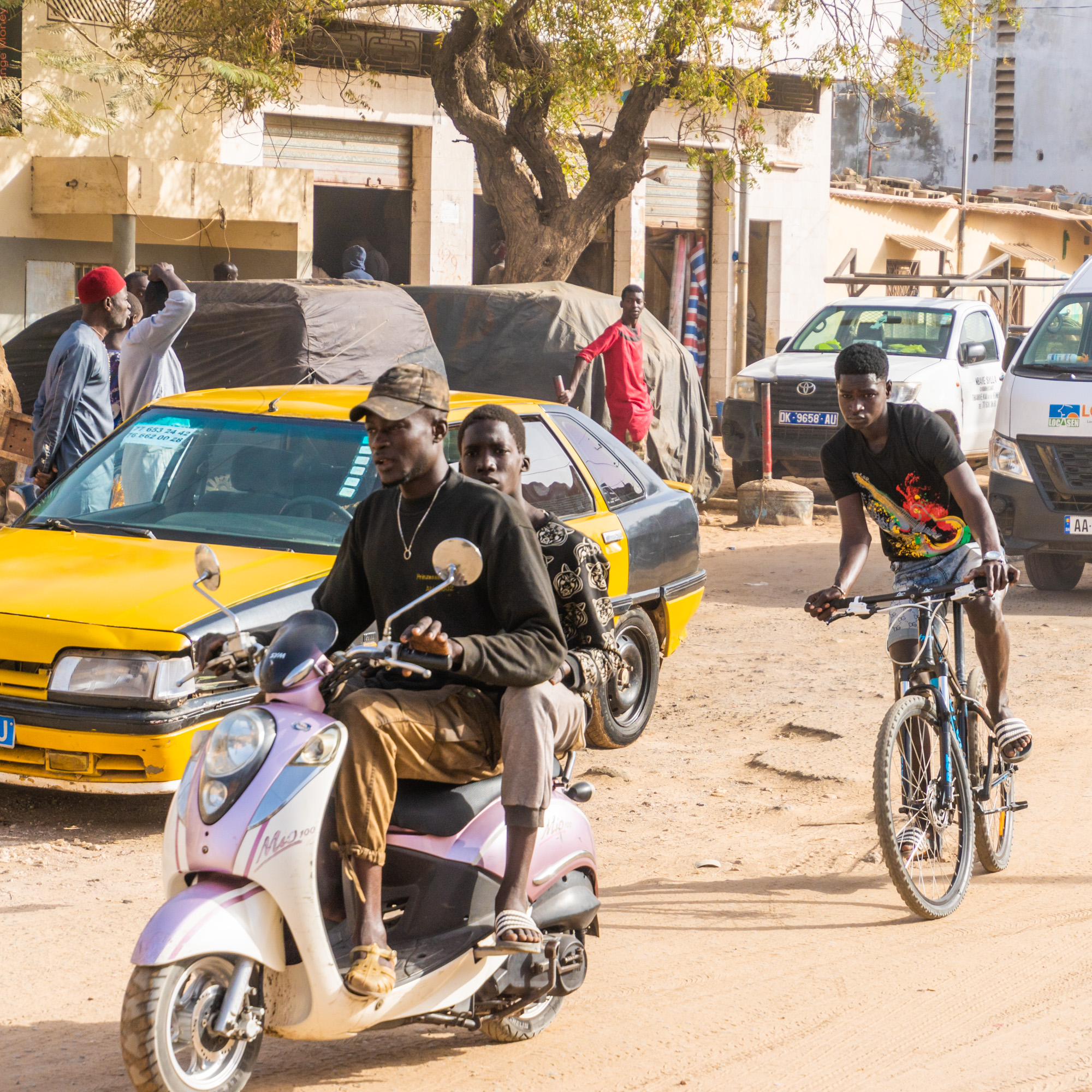 On two wheels through Dakar